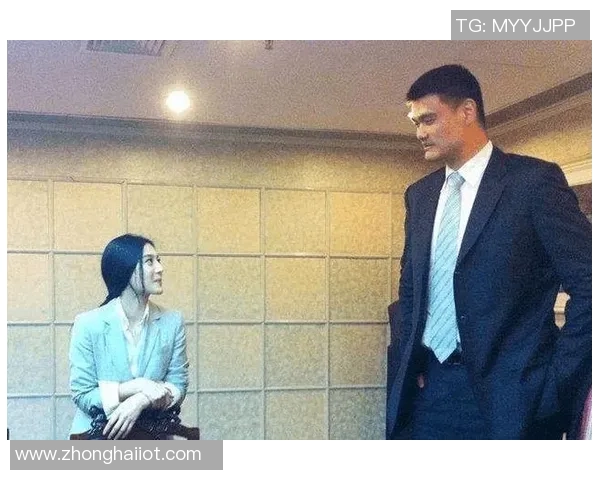 姚明低头瞬间的gif展现了他的谦逊与内敛风范引发网友热议